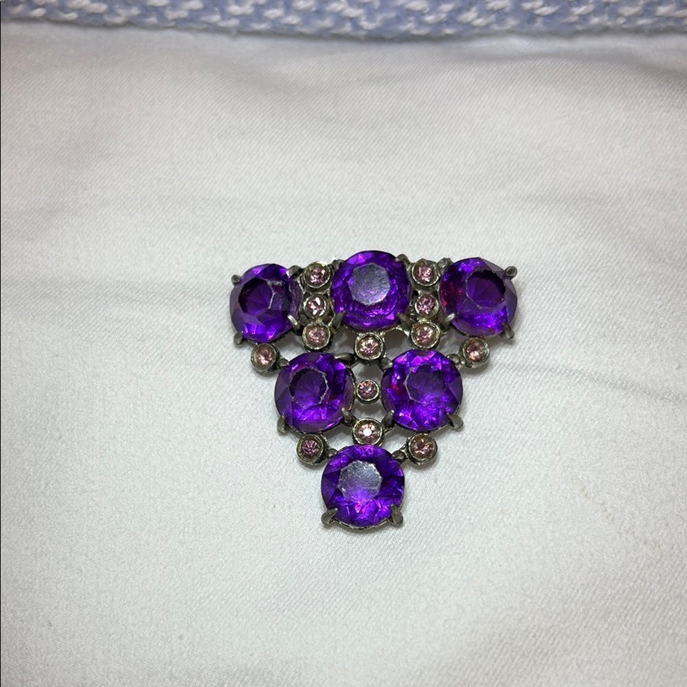 Vintage purple cluster inverted triangle brooch. JB4